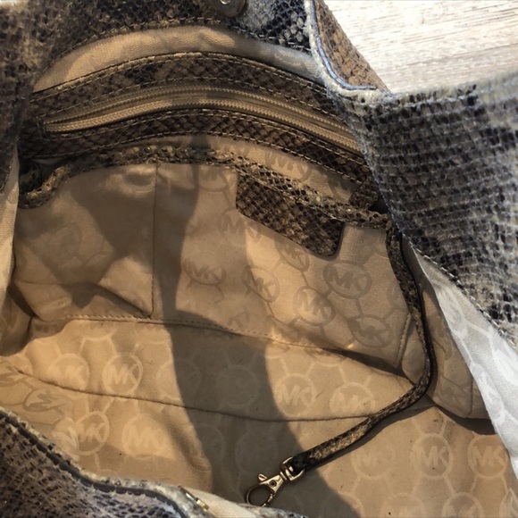 Michael Kors Leather Purse EUC - Picture 5 of 5